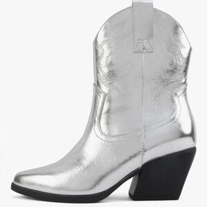 Soda  “Blazing” Silver Metallic Western Pull-on Ankle Boots size 8